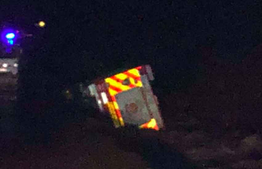 Carro de bomberos volcó tras ser alcanzado por el río San Pedro