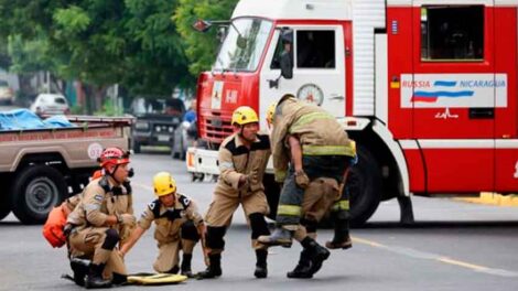 Capacitan a operadores de camiones de bomberos
