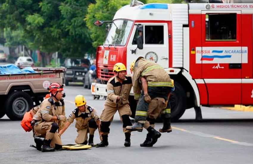 Capacitan a operadores de camiones de bomberos