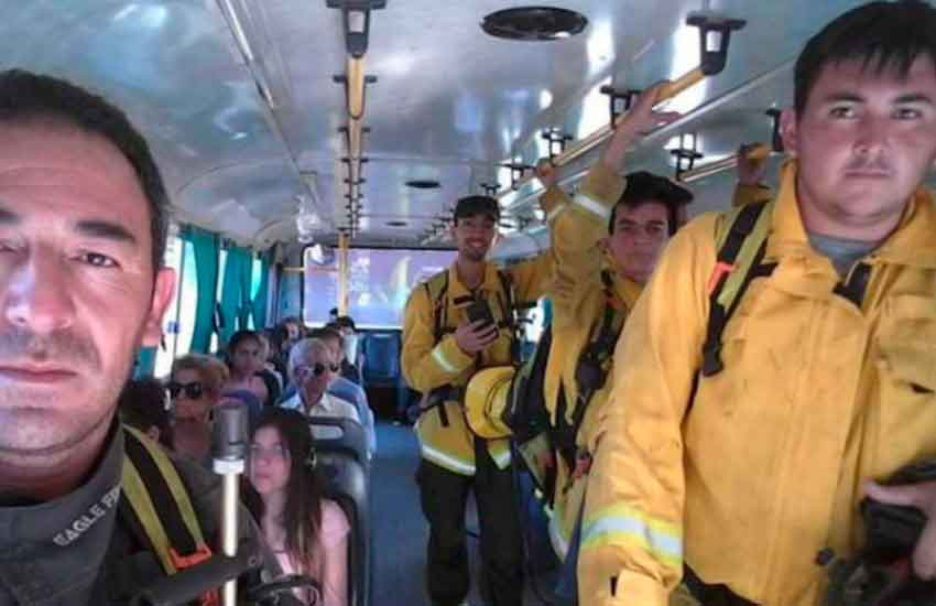 Bomberos acudieron a un incendio en un micro
