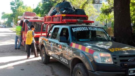 Bomberos asisten a los evacuados por las inundaciones