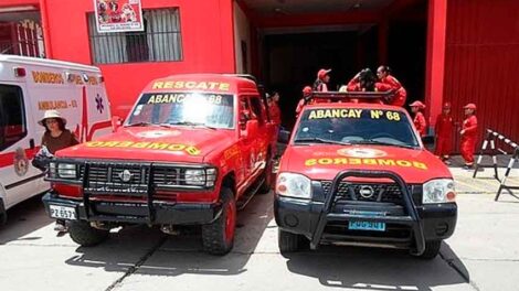 Pintan y refaccionan camionetas donadas a bomberos