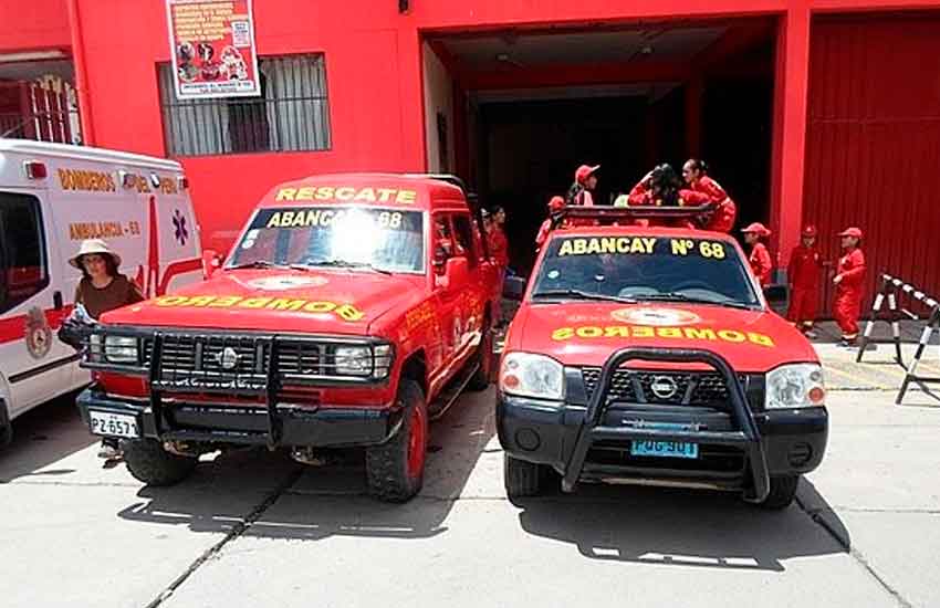 Pintan y refaccionan camionetas donadas a bomberos