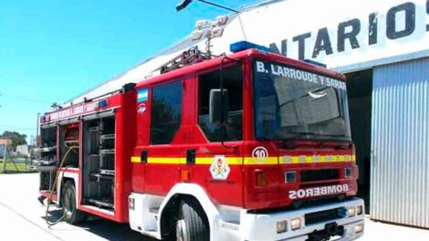 Bomberos Voluntarios de Larroudé y Sarah recibieron una autobomba