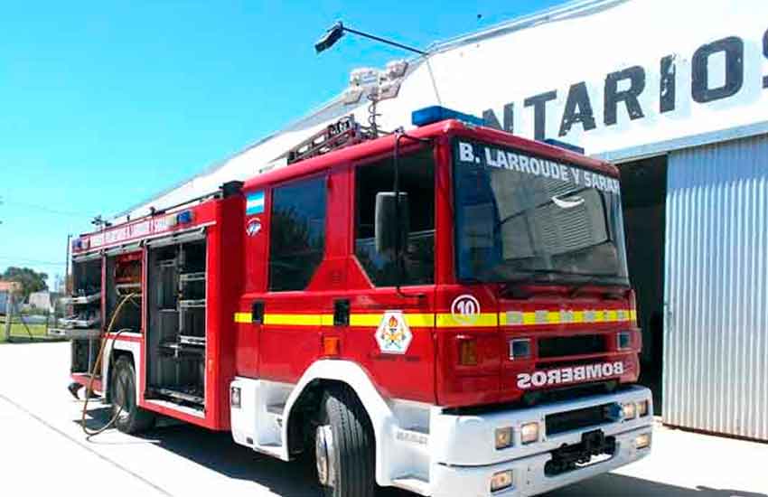 Bomberos Voluntarios de Larroudé y Sarah recibieron una autobomba