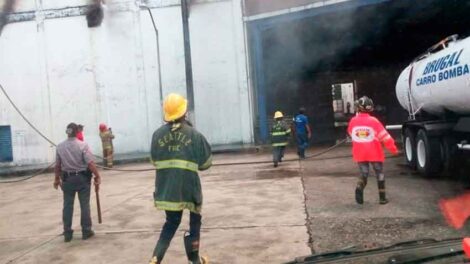 Varios bomberos resultan afectados en incendio