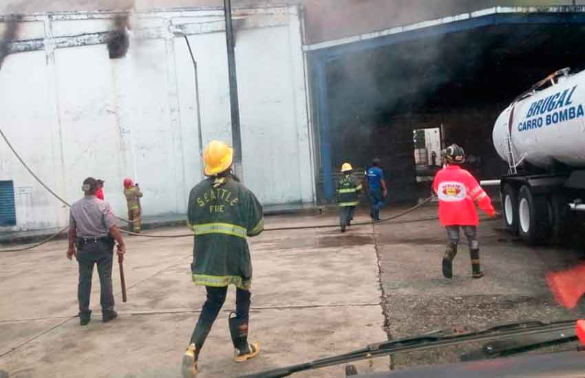 Varios bomberos resultan afectados en incendio