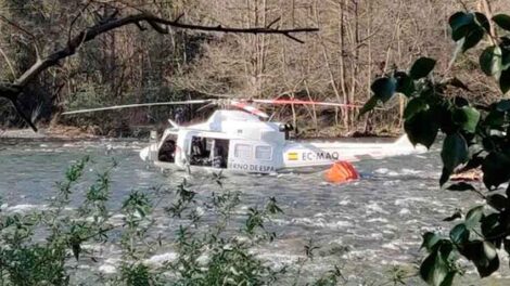Un helicóptero cae al río cuando apagaba un incendio