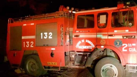 Cuatro bomberos lesionados y un carro bomba quemado