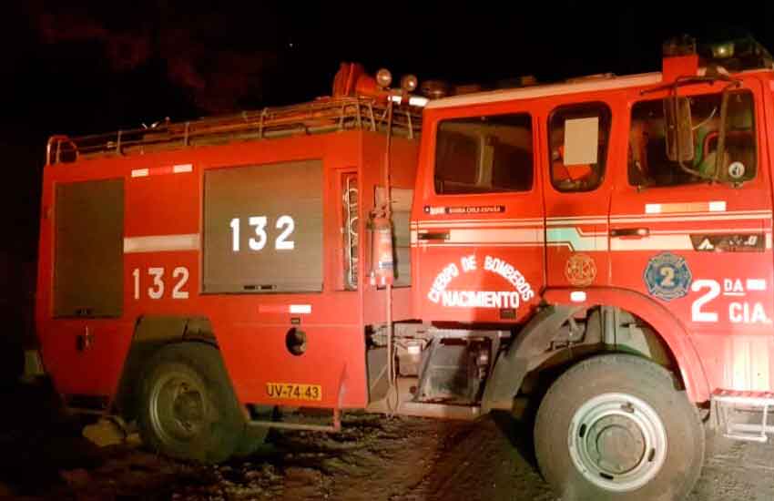 Cuatro bomberos lesionados y un carro bomba quemado