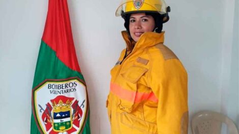 Mujer bombero que es ejemplo de lucha y superación