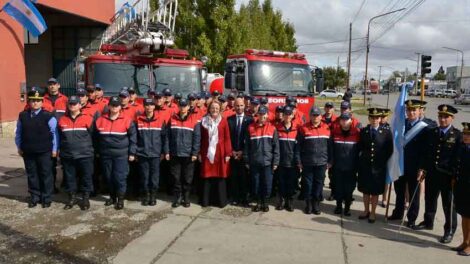 El Gobierno de Santa Cruz entregó equipamiento a Bomberos