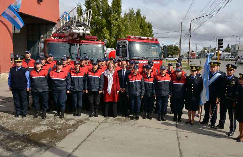 El Gobierno de Santa Cruz entregó equipamiento a Bomberos