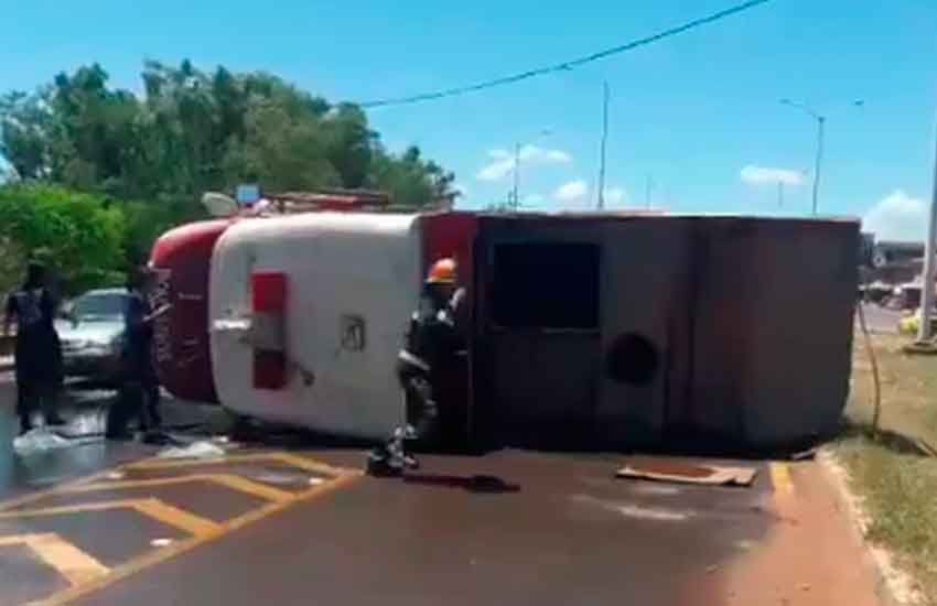 Vuelco de un camión del Cuerpo de Bomberos de Limpio