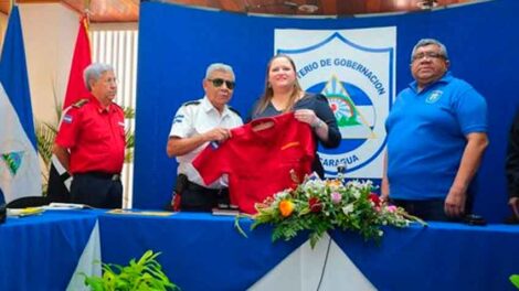 Entrega uniformes al Cuerpo de Bomberos de Nicaragua