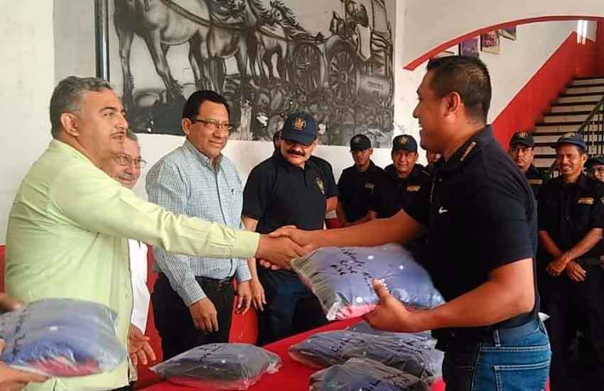 Bomberos de Tapachula reciben uniformes nuevos
