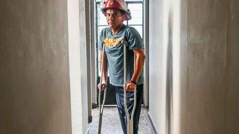 Bombero que casi muere enterrado denuncia abandono