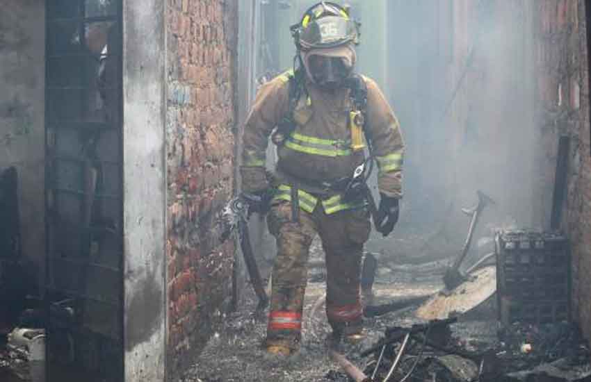 Bomberos enfrentan el fuego con uniformes desgastados