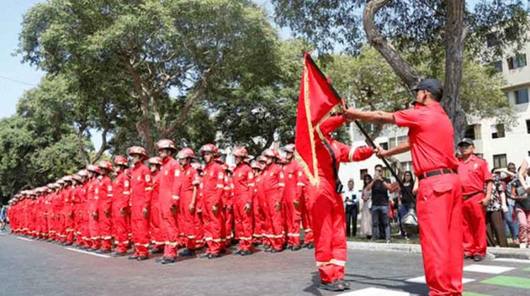 300 bomberos voluntarios se graduaron en Lima