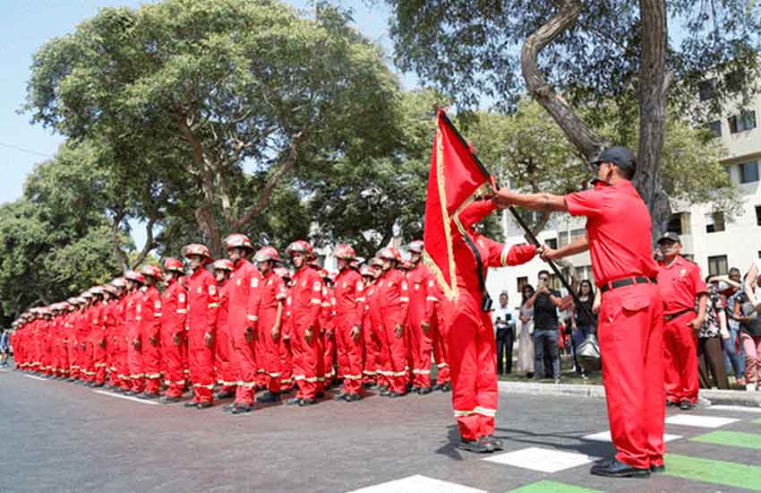 300 bomberos voluntarios se graduaron en Lima