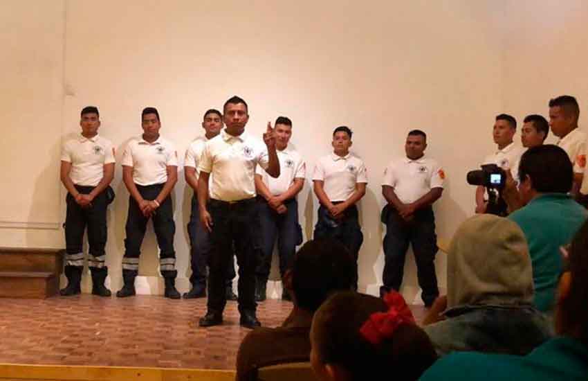 Bomberos aprenden lenguaje de señas