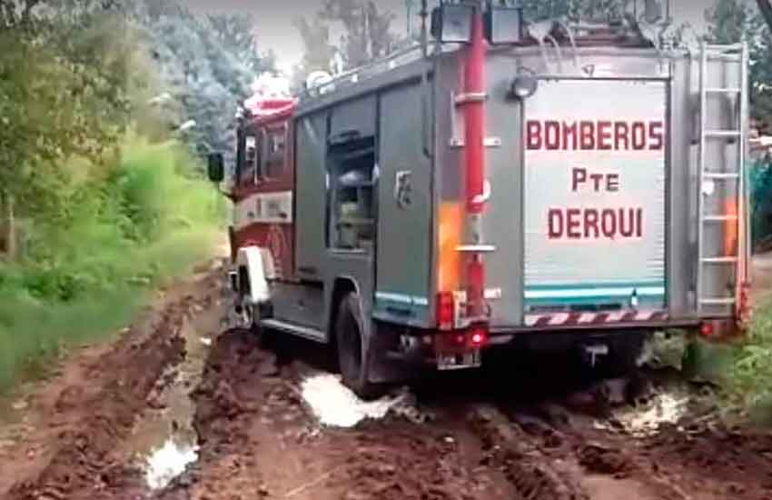 No llegaron a apagar incendio de una casa por el mal estado de una calle
