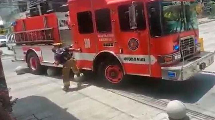 Vehículo de los bomberos se atasca por culpa de bolardos