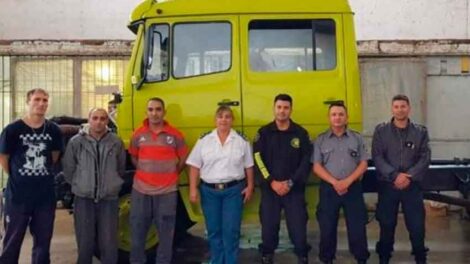 Internos de Batán restauraron un autobomba de Bomberos