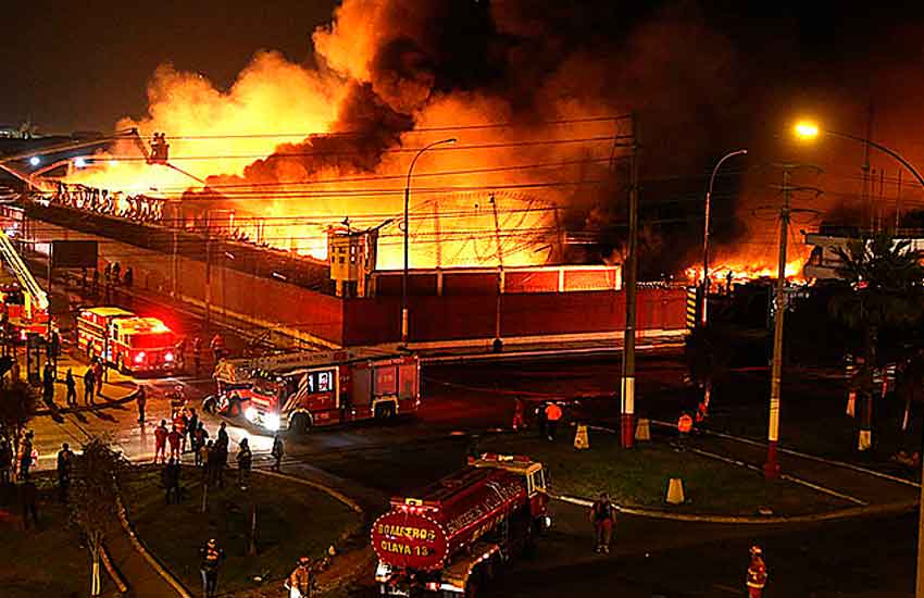 Voraz incendio en empresa pesquera del Callao
