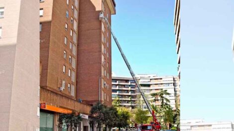 Bomberos estrenan moderno camión con una escalera