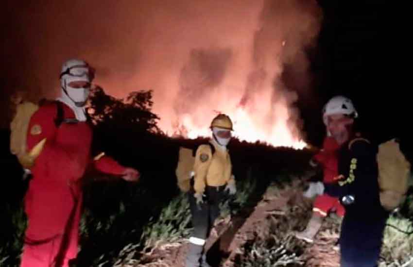 Bomberos con manguera y sin máquina en Miraflores
