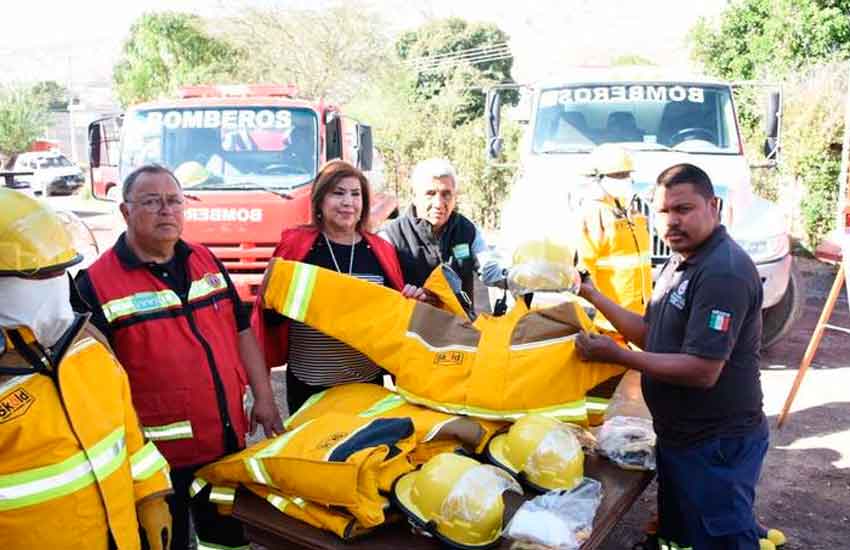 Bomberos reciben equipos de protección contra incendios
