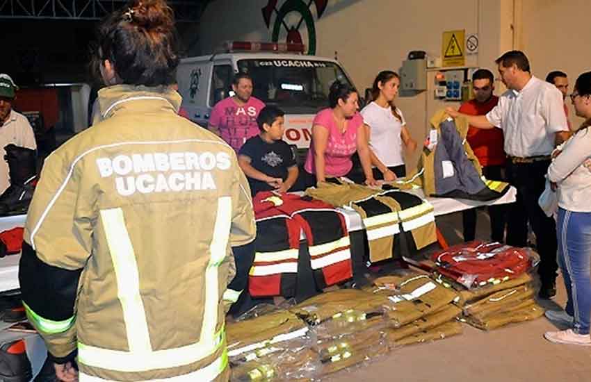 Bomberos de Ucacha recibieron vestimenta de Austria