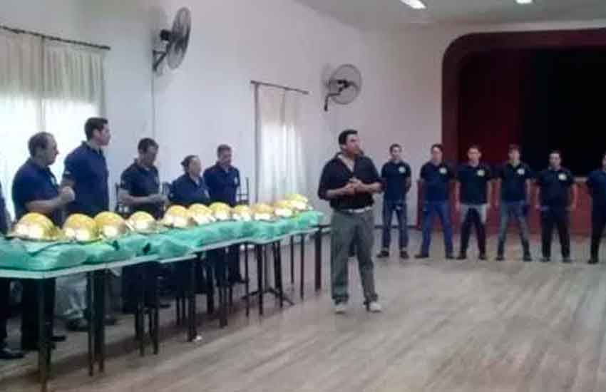 Bomberos de Villa Sauze recibieron trajes donados por sus pares de Gral. Villegas