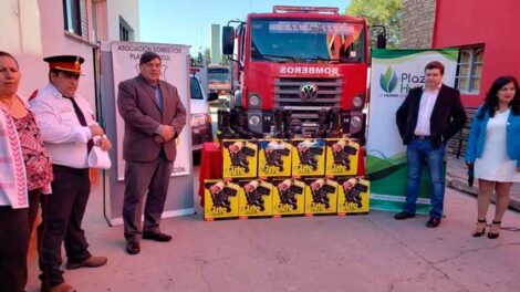 Entrega de indumentaria a Bomberos Voluntarios de Huincul