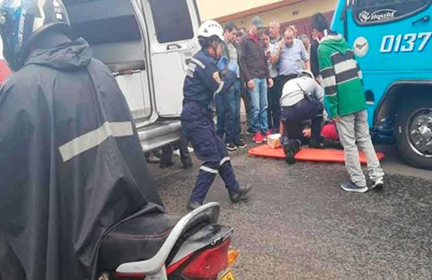 Atacan a bomberos mientras atendían a un herido