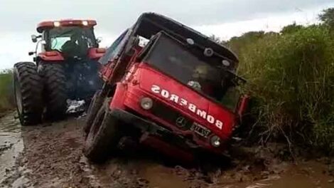 Camión de bomberos quedó hundido en el camino