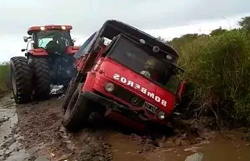 Camión de bomberos quedó hundido en el camino