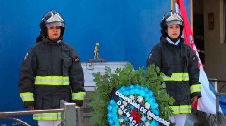 Bomberos inauguraron monolito para recordar a compañero fallecido