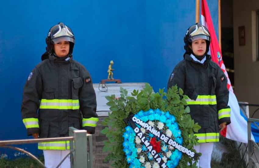 Bomberos inauguraron monolito para recordar a compañero fallecido
