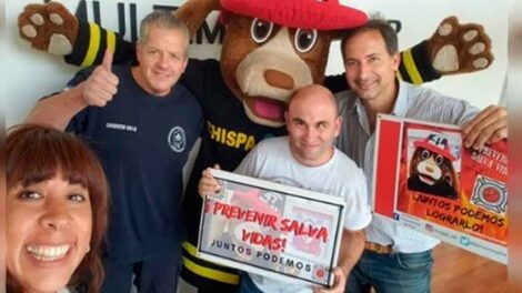 Los bomberos salen a hacer prevención Con su mascota