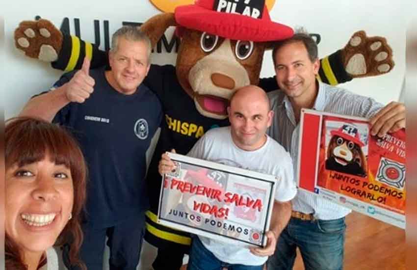 Los bomberos salen a hacer prevención Con su mascota