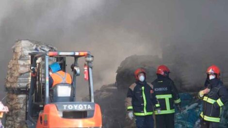 Dos bomberos heridos por incendio en depósito de agroquimicos