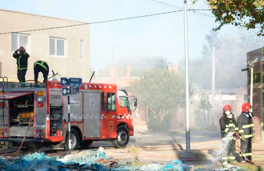 Dos bomberos heridos por incendio en depósito de agroquimicos
