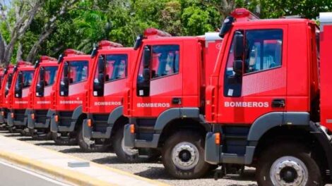 Entregan 27 camiones de bomberos donados por China