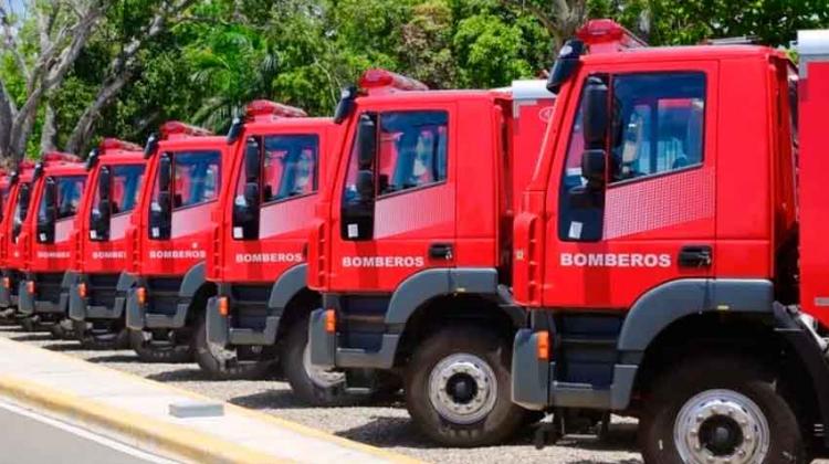 Entregan 27 camiones de bomberos donados por China
