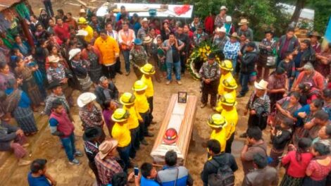 Despiden a bombero que murió combatiendo un incendio en Petén