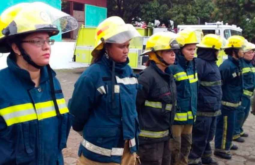Mujeres Bomberos Demuestran Sus Habilidades