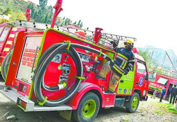 Bomberos Voluntarios compran su propio carro bombero