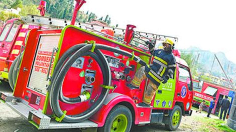 Bomberos Voluntarios compran su propio carro bombero